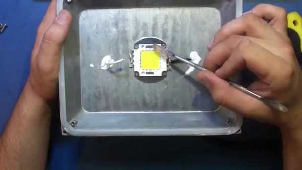 LED-матрица в прожекторе устанавливается на термопасту